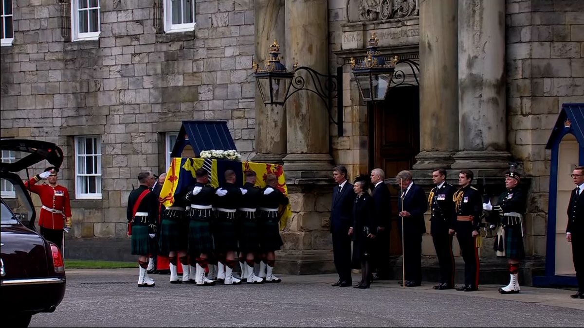 Rakev s královnou Alžbětou II. přijela do Edinburghu, ve městě čekaly davy lidí